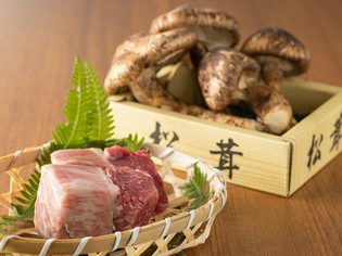 厳選和牛に旬の野菜、店主自ら目利きした鮮魚など珠玉の食材たち