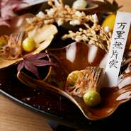 厳選した食材を使った季節感あふれる料理が【せん田】の神髄。雛祭りや端午の節句、七夕、京都のお祭り、神事など、日本ならではの年中行事も意識した料理でもてなしてくれます。