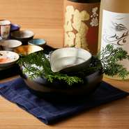 店主の地元・福井県若狭の日本酒が充実しており、京都では珍しいものも用意されています。メニューに載っていない「店主オススメ酒」も5種類ほどあるので、店主に尋ねてみては。