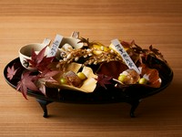 美食のはじまりを告げる、季節感に満ちた一皿『季節の八寸』