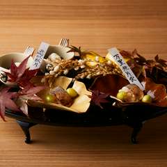 美食のはじまりを告げる、季節感に満ちた一皿『季節の八寸』