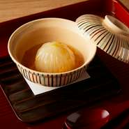 昔ながらの味わいを大切にした、食べてほっこりとできる温かみのある一品。しっかりだしを効かせた餡と、それぞれの素材のよさを活かした味付けになっています。写真は「菊かぶら」。