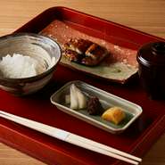 若狭で鰻店を営んでいる実家から引き継いだ秘伝のタレで焼いた鰻が絶品。鰻は三河一色産、米は南魚沼産と富山産を独自に配合したものです。ふっくらごはんと鰻が相性抜群。赤だしのお味噌汁付きです。