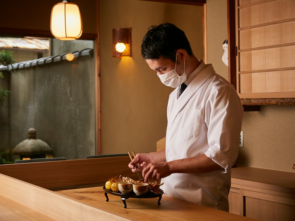 季節感を意識した料理で、心からのおもてなし