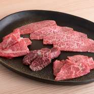 焼肉に使われる肉は「壱岐牛」「伊萬里牛」などです。年間わずか800頭しか出荷されない、幻の肉である「壱岐牛」、 深い旨みと芳醇な味覚の「伊萬里牛」。こだわり抜いた鮮度バツグンのブランド牛が使われています。