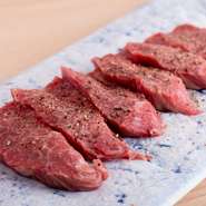 赤身肉のような食感が特徴のハラミ。その中でも特に刺しが美しいものを厳選したのが『上ハラミ』です。あっさりと食べやすく、程よい歯ごたえと柔らかさを楽しむために、少し厚めにカットしています。
