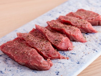 あっさりと食べやすく、程よい歯ごたえと柔らかさ。特に刺しが美しいのを厳選した『上ハラミ』