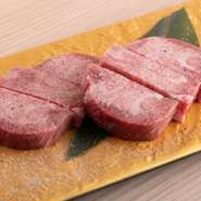 国産黒毛和牛の根元部分を贅沢に厚切りにカット。柔らかな食感が心地よく、噛むほどに脂の甘みや旨みが口の中に広がる逸品です。食べ応え十分で、ジューシーなのにあっさりと食べられます。