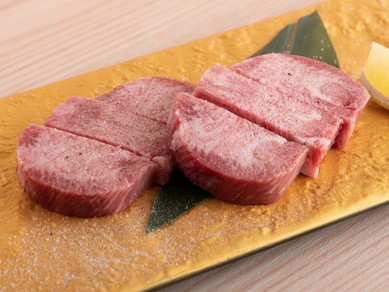 柔らかな食感が心地いい。タンの根元部分を、贅沢に厚切りにした逸品『特上厚切りタン』