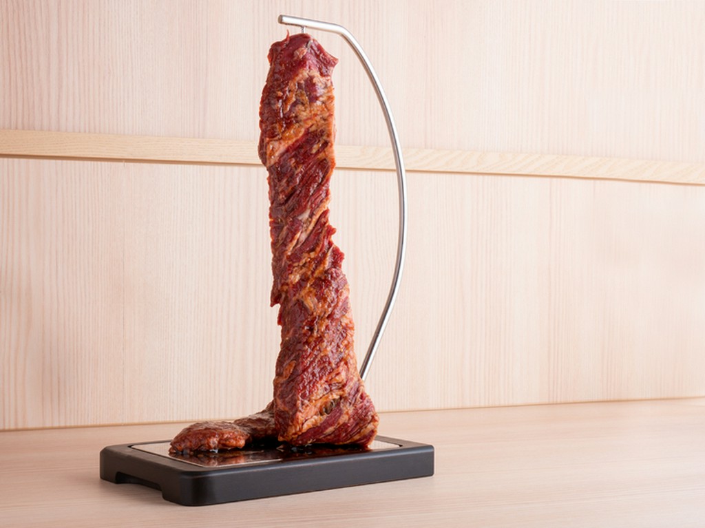 吊るされたハラミのインパクトは大！【糸島焼肉　こころ】で一番人気、名物料理『吊るしハラミ一本焼き』