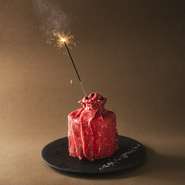 思い出に残る記念日や誕生日のお祝いには『肉ケーキ』でお祝い。SNS映えする一品で、お祝いの席が大盛り上がりすること間違いありません。そのまま2～3人分の焼肉として、おいしく食べることが出来ます。