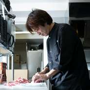「店を訪れた大切な時間を、ゆっくりとくつろぎながら食事を楽しんでもらいたい」と語る西田氏。丁寧な料理づくりはもちろん、“おもてなし”の心をもった丁寧なサービスを大切にしています。