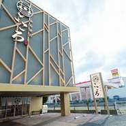 地下鉄七隈線橋本駅から徒歩15分。外環西口交差点近くにあるオシャレな建物の焼肉店です。50席もある客席、キッズルームも完備され、家族連れには来店しやすい一軒です。