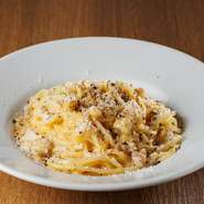 パスタの麺は、淡路島産の生パスタを使用。ソースによって、スパゲッティ・フジッリ・フェットチーネを使い分けています。生クリームを使わず、こだわりの卵とチーズと自家製ベーコンで仕上げたカルボナーラ。