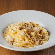 パスタの麺は、淡路島産の生パスタを使用。ソースによって、スパゲッティ・フジッリ・フェットチーネを使い分けています。生クリームを使わず、こだわりの卵とチーズと自家製ベーコンで仕上げたカルボナーラ。