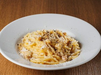 芳醇なチーズが香る『カルボナーラ（こだわり卵と鹿児島豚の自家製無添加ベーコンのカルボナーラ）』