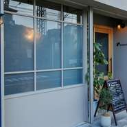 料理はもちろん、店構えや店内に至るまで、本場イタリアの街角にある小さなレストランを思い起こさせる一軒。少し贅沢なランチや女子会、デートなど、おいしい食事を囲んで穏やかな時間を過ごしたい時に。