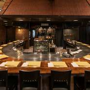 高級感のあるカウンター席は、大切な人の記念日や誕生日にオススメです。料理に合わせたワインを選び乾杯。目の前で焼きあがる鉄板料理を五感で味わえば、特別な時間を過ごせること間違いありません。