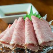 長年の経験によるプロの目利き。ベテランシェフにより選び抜かれた極上和牛は、目の前で焼き上げる最高級のパフォーマンスで提供されます。口いっぱいに広がる、甘みと旨みを堪能あれ。