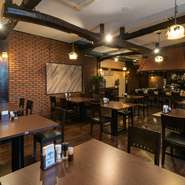 店内は、優しい照明が照らし、シックで落ち着いた雰囲気の大人空間です。街の喧騒を忘れさせてくれるので、日常の疲れが癒され、心も身体もリラックスできます。