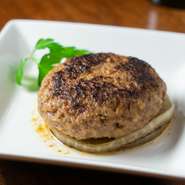 栃木県が誇るブランド牛肉「とちぎ和牛」。そのサシの入った霜降り肉を贅沢にハンバーグにした逸品。ソースを付けずに、そのまま食べることで、風味豊かで旨み溢れる、肉本来の味を楽しめます。
