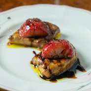 鮮度が良く上質のフォアグラを、季節を感じる果物と共に焼き上げる一品。バルサミコソースとフルーツソースが味を引き立てます。果物の甘みとフォアグラの旨みがマッチした人気メニューです。