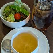 サラダ・スープ・ライス・ドリンク付き
《ドリンク一覧》
コーヒー/紅茶/烏龍茶/緑茶/オレンジジュース