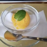 －330円－
・自家製シャーベット
・バニラアイス
－440円－
・自家製ケーキ
・シャーベット盛り合わせ（お好きなシャーベットを2つ選択）
－550円－
りんごのコンポート

＊内容は例です