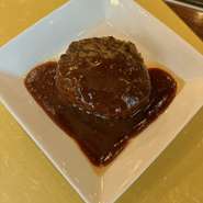 和牛ﾛｰｽﾄﾋﾞｰﾌの小さなｻﾗﾀﾞ
本日のﾎﾟﾀｰｼﾞｭ
ｻｰﾓﾝｽﾃｰｷ ﾚﾓﾝﾊﾞﾀｰｿｰｽ
和牛ﾊﾝﾊﾞｰｸﾞ100g
厳選和牛ﾛｰｽｽﾃｰｷ 80g
季節の焼野菜添え
他、白飯・デザート・ドリンク