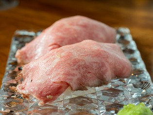 舌の上でとろける味わい深い一貫『 極上和牛低温ロースト握り』