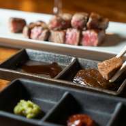 赤身と脂身のバランスが絶妙の和牛。シェフの確かな目により厳選されたA4やA5ランクの牛肉です。地元産を中心に、赤身の旨みと脂の甘みにこだわり、納得したお肉のみを仕入れています。