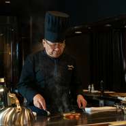 「満腹ではなく、満足を提供します」と語る石川氏。料理も接客も、出しゃばることなく、ゲストの心地よい時間を演出し、笑顔ですっと溶け込むように心掛けています。