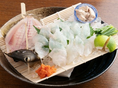 上品な白身と濃厚な味わいの肝を楽しめる『本皮ハギの活き造り』