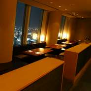 全面ガラス張りで解放感のあるほりのテーブル

