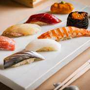 旬の食材を使用したお料理が楽しめるコースをご用意しております。
世界に負けないTOKYOの絶景が楽しめる場所、XEX ATAGO GREEN HILLSで、新鮮な魚を使い、旨みを閉じ込めた職人技をお愉しみください。