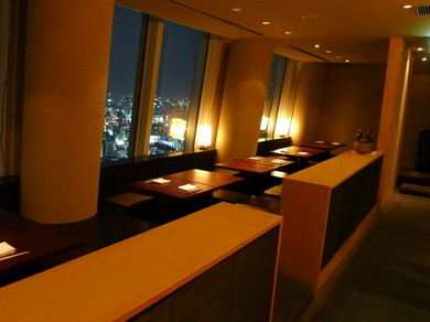 東京の街並みが一望できる空間で、お食事をお楽しみください。
