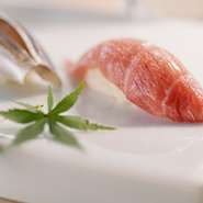 四季折々の新鮮な食材と職人技から生まれる自慢の江戸前握り寿司
寿司職人との会話とお楽しみいただけるのも魅力。
※写真はイメージです。