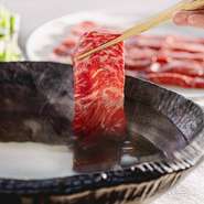 厳選されたお肉を使用した黒毛和牛コースをご用意。
しゃぶしゃぶやすき焼き、お好みでお楽しみください。
※写真はイメージです。
