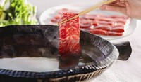 厳選されたお肉を使用した黒毛和牛コース又は神戸牛コースをご用意。
しゃぶしゃぶやすき焼き、お好みでお楽しみください。
※写真はイメージです。
