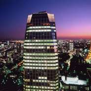 愛宕グリーンヒルズの42階に位置するレストラン。イタリアンからは東京タワーを、バーからはレインボーブリッジや東京スカイツリーが眺められます。和食のエリアからも昼夜を問わずTOKYOを一望いただけます。