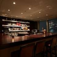 厳選したシャンパーニュやワインを取り揃えております。魅力は10,000本も揃うボトルワイン！その時の気分に合う最高の1杯に出合えるはず。
他にもカクテル、ウィスキーなど種類豊富なドリンクをご用意しております。