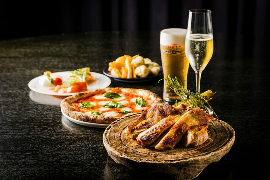 種類豊富なお酒とお食事をご用意。