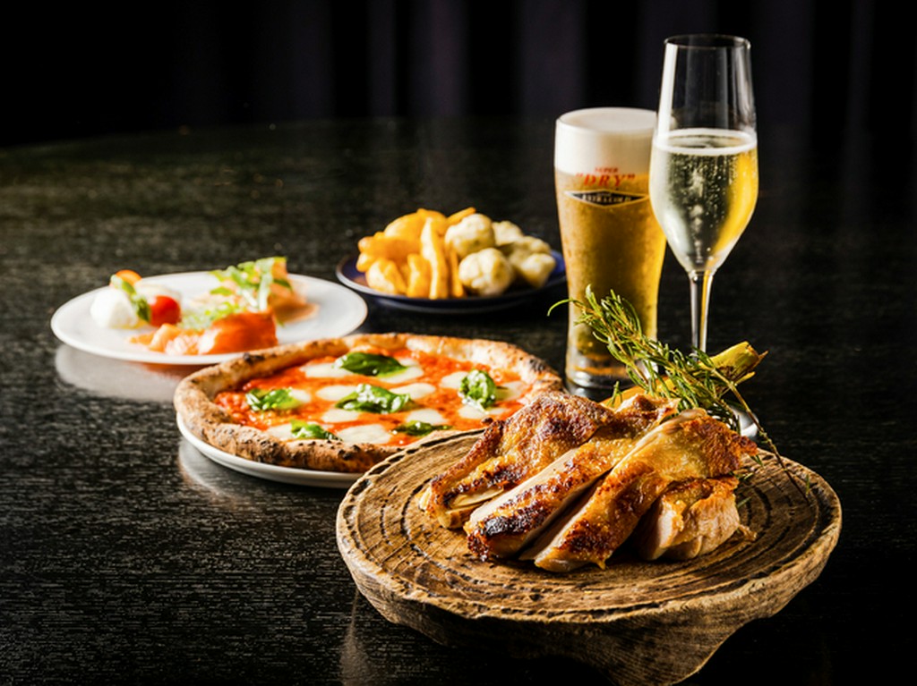 種類豊富なお酒とお食事をご用意。