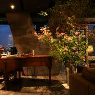 グランドピアノとゆったりくつろげるソファ席が広がるBAR&Cafe。ディナータイムには外国人ミュージシャンのライブ演奏も楽しめます。