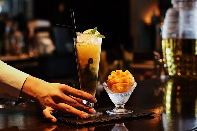 東京23区送料無料　未使用バーバーチェアー　オシャレ雰囲気な黒＆ゴールド XEX TOKYO / The BAR&Cafe 丸の内/ダイニングバー | ヒトサラ