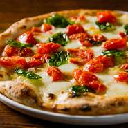 本場ナポリピッツァを日本で一躍有名にしたサルヴァトーレ・クオモがプロデュースするリストランテから提供するナポリピッツァは自慢の逸品。
※写真はイメージです