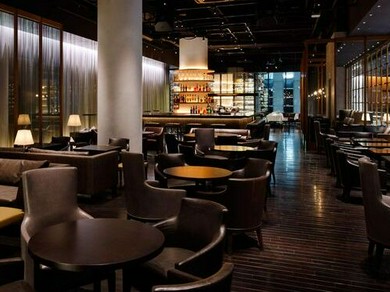 大人の落ち着きのある空間でこだわりのフードとドリンクを！