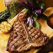 当店おすすめの T-Bone ステーキはサーロインとフィレを同時に楽しめるメニューです。赤ワインと一緒にお楽しみください。
※写真はイメージです。