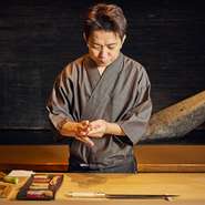 前菜はもちろん、旬の食材を存分に活かしたお造りや揚物、煮付けなど様々なスタイルでお愉しみいただけるコースをご用意しております。江戸前握り寿司は華麗な職人技を目の前に絶妙なタイミングで仕上げてくれます。