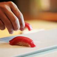 旬の食材を使用したお料理が楽しめるコースをご用意しております。
新鮮な魚を使い、旨みを閉じ込めた職人技をお愉しみください。